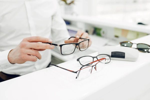 عینک طبی مردانه برای صورت کشیده چگونه است؟